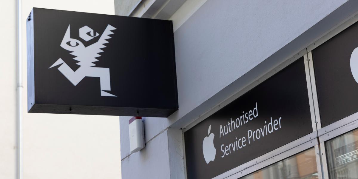 Ein Teil der Fassade der Tools at Work Serviceabteilung mit der Beschriftung „Apple Authorised Service Provider“
