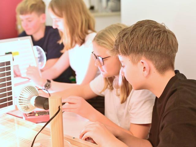 Mehrere Schülerinnen und Schüler verwenden Solarbildung Experimentesets im Unterricht