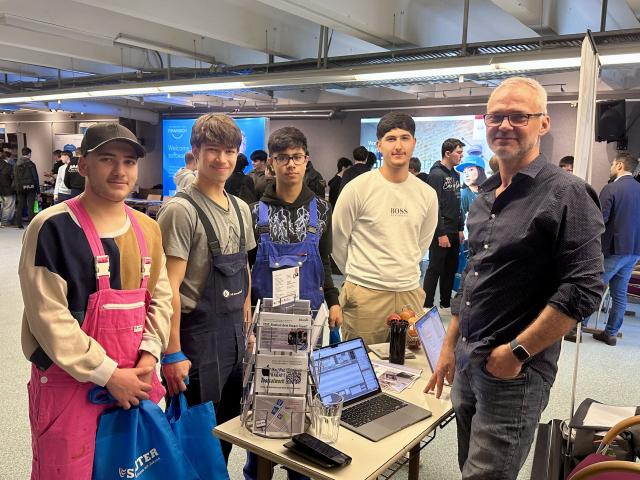Eine Gruppe von Schülern der HTL Donaustadt beim Tools at Work Stand mit Michael Reichel (ganz rechts)