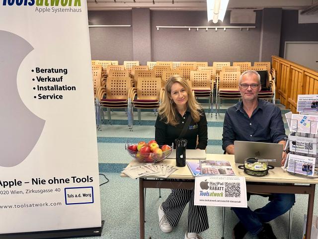 Barbara Eder, Tools at Work Spezialistin Marketing und Education und Michael Reichel, Tools at Work Bereichsleiter Education an ihrem Stand