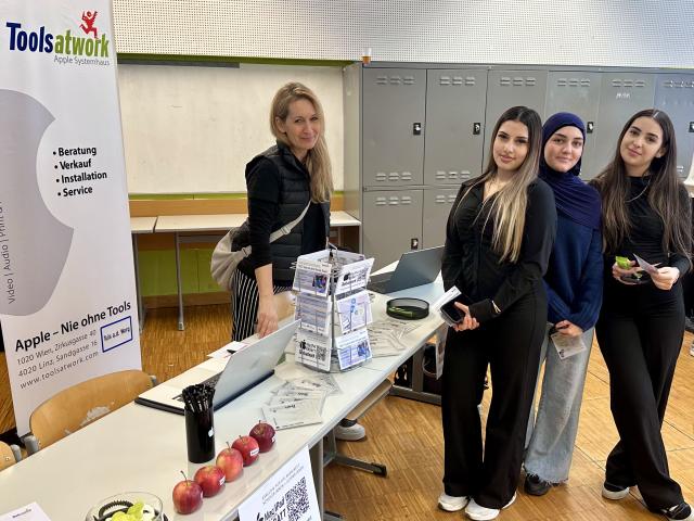 Barbara Eder, Tools at Work Spezialistin Apple Education, mit Schülerinnen der HTL Wien West am Karrieretag