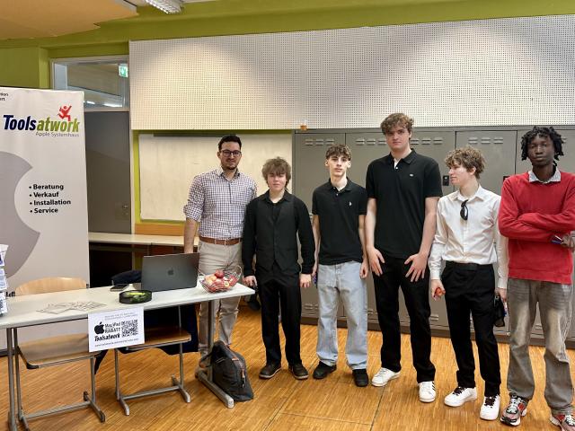 Alen Stojkovic, Tools at Work Teamleiter IT-Dienstleistungen, mit Schülern am Karrieretag der HTL Wien West
