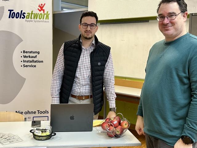 Tools at Work Teamleiter Alen Stojkovic im Gespräch mit einem Lehrenden der HTL Wien West