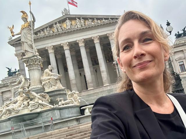 Barbara Eder vom Tools at Work Apple Eduction Team vor dem Parlament, wo die Podiumsdiskussion zum Thema Schule stattfand