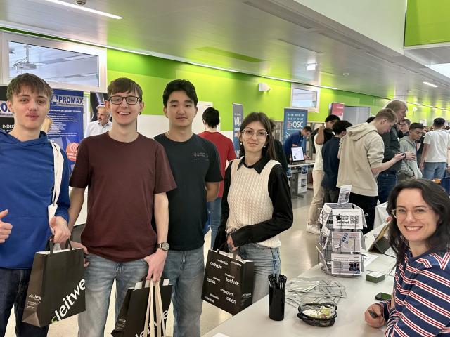 Eine Gruppe mit Schüler:innen am Stand von Tools at Work, rechts Sophia Kahn, Tools at Work Spezialistin Apple Education