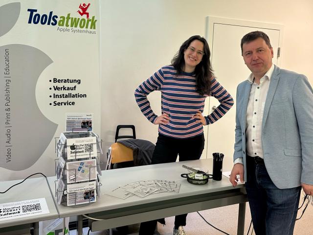 Sophia Kahn, Tools at Work Spezialistin Apple Education am Stand von Tools at Work mit Dipl.-Ing. Martin Pfeffel, Direktor der HTL St. Pölten