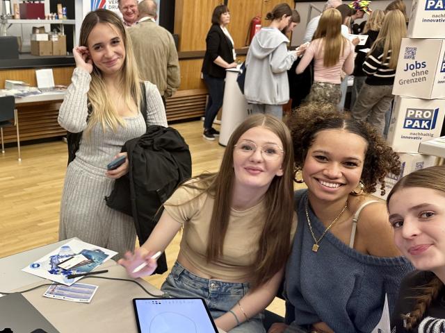 Eine Gruppe von Schüler:innen, die am Tools at Work Gewinnspiel teilnehmen