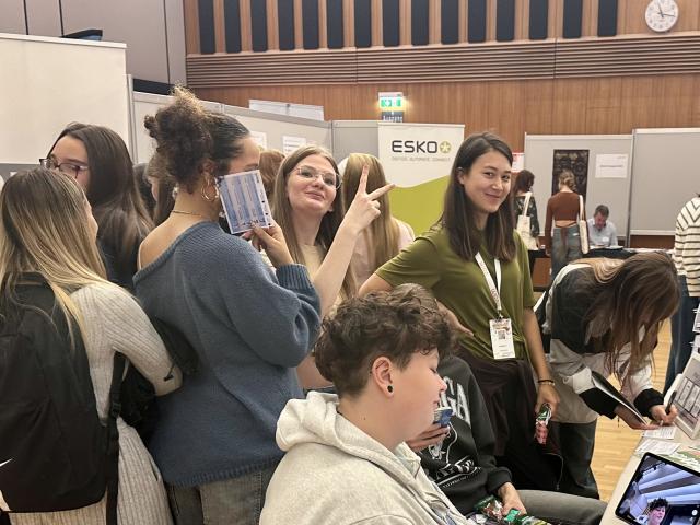 Schüler:innen der Graphischen am Stand von Tools at Work bei der Print Fair 2025