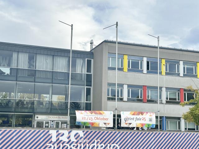 Die Außenansicht der Höheren Graphischen Lehr- und Versuchsanstalt in 1140 Wien