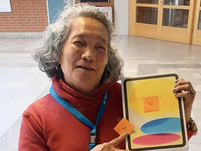 Die Gewinnerin des von Tools at Work zur Verfügung gestellten iPad, das im Rahmen der Tombola an der Vienna International School verlost wurde