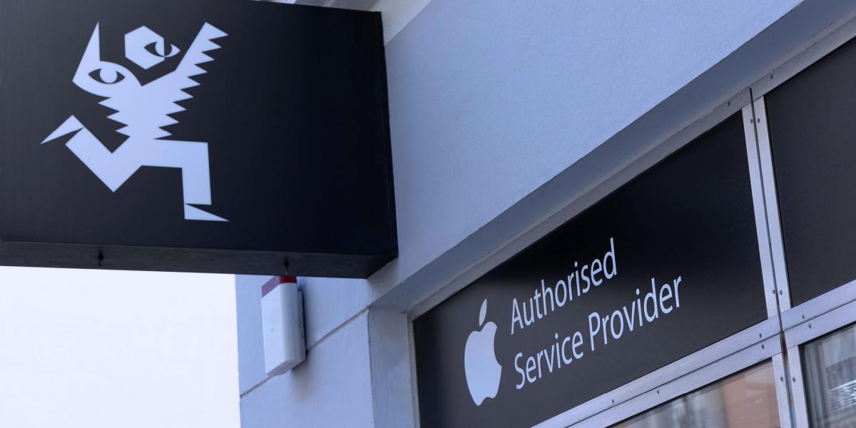 Die Aufschrift „Apple Authorised Service Provider“ auf der Fassade der Tools at Work Serviceabteilung der der Wiener Zirkusgasse Nummer 39