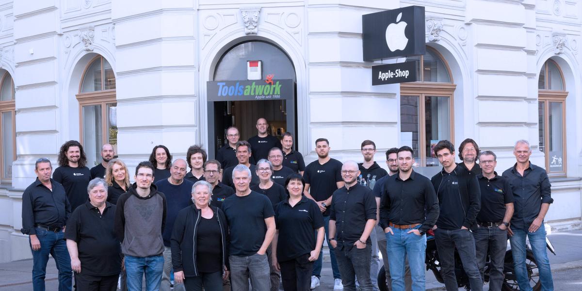 Das Tools at Work Team vor dem Tools at Work Apple Shop in der Wiener Zirkusgasse 40
